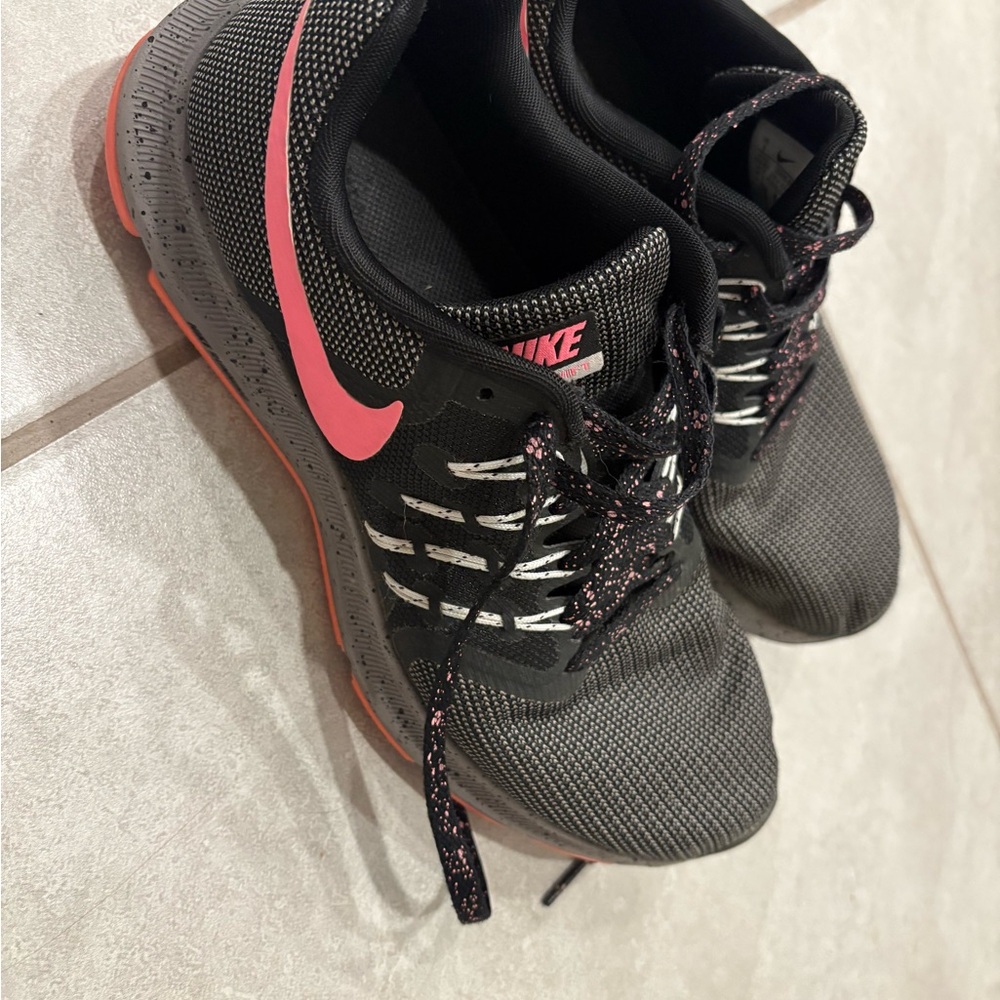 Nike Women's Black and Pink Athletic Shoes